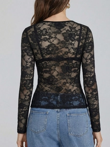 Eleganteres schwarzes Damen-Langarmshirt aus transparenter Blumenspitze mit engem Schnitt