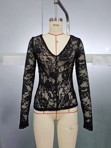 Detail eines transparenten schwarzen V-Ausschnitt-Spitzentops mit floralen Mustern