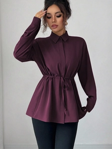 Vue détaillée d'une chemise violette à manches longues avec taille coulissante et col rabattu
