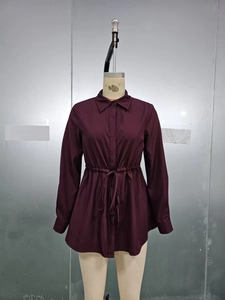 Détail du cordon de serrage à la taille et texture du tissu sur une chemise bordeaux chic