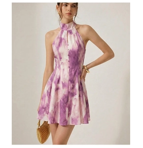 Dettaglio abito all'americana tie-dye viola con scollo a goccia e bottoni decorativi