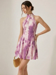 Elegante abito a linea A senza maniche con scollo all'americana e stampa tie-dye viola