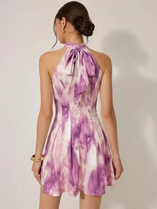 Abito a trapezio viola tie-dye con schiena scoperta e grande fiocco sul collo posteriore