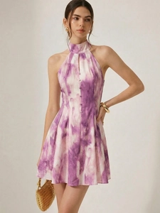 Elegante abito a trapezio senza maniche con stampa marmorizzata viola e bianca e scollo all'americana