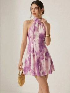Elegante abito a trapezio tie-dye viola e bianco con scollo all'americana senza maniche