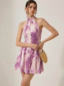 Dettaglio dell'abito halter tie-dye viola con scollo alto e bottoni decorativi