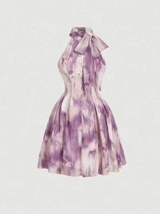 Dettaglio abito senza maniche con scollo all'americana, fiocco grande e trama tie-dye viola