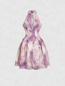 Dettaglio dell'abito a trapezio con scollo all'americana viola tie-dye con pieghe fini