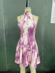 Dettaglio dell'abito halter tie-dye viola con apertura a goccia e bottoni