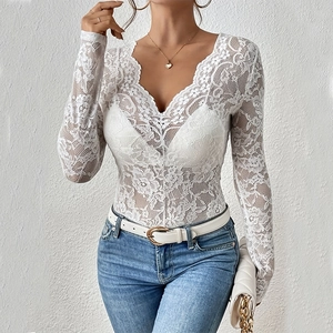 Elegante top in pizzo bianco con scollo a V e maniche lunghe da donna aderente