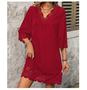 Dettaglio di pizzo a V e motivi floreali tagliati al laser su un vestito bordeaux