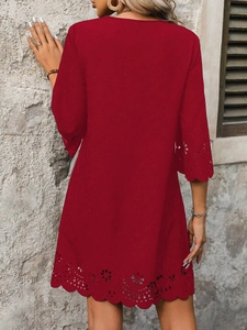 Elegante abito a linea A rosso vino con ricamo floreale traforato e orlo smerlato