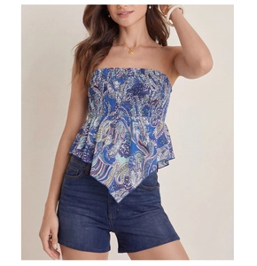 Détail du haut bustier bleu à motif paisley avec taille smockée et ourlet irrégulier