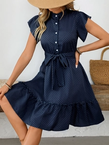 Robe boutonnée bleu marine à pois blancs avec manches à volants et ceinture nouée