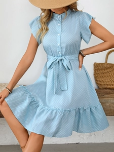 Vue détaillée de la robe bleu clair à pois avec manches volantées et ceinture nouée