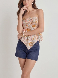 Détail du haut à imprimé paisley avec bustier smocké et ourlet asymétrique pointu