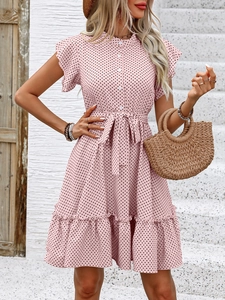 Robe d'été rose à pois avec manches à volants, boutonnage et ceinture à nouer