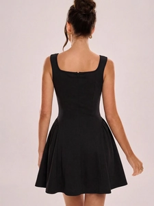 Robe noire élégante dos nu sans manches avec col carré et jupe plissée en ligne A