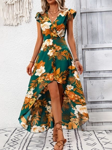 Détail d'une robe longue bohème avec ourlet asymétrique et imprimé floral tropical