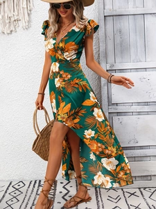 Détail d'une robe longue à fleurs avec décolleté en V plongeant et manches à volants