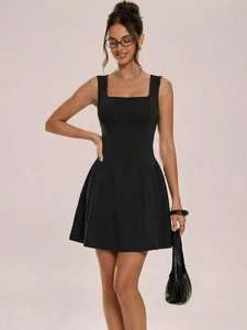 Mini robe noire sans manches et dos nu avec col carré et coupe ajustée élégante