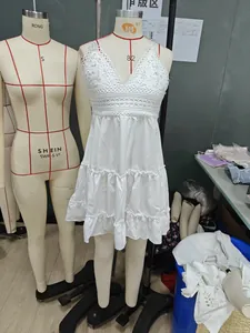 Detail der weißen Häkeloberseite und des gestuften Rüschenrocks am A-Linien-Kleid