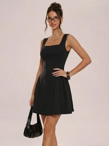 Détail de la robe courte trapèze noire sans manches avec col carré et ourlet plissé élégant