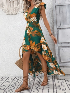 Détail de robe fleurie à col en V avec manches à volants et ourlet asymétrique d'été