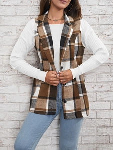Détail de gilet à carreaux avec revers et motif vichy marron et blanc de qualité