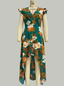 Détails de la robe fleurie verte avec manches à volants et ourlet tulipe asymétrique