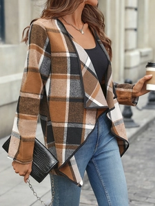 Détail d'un cardigan à carreaux pour femme avec passepoil noir et coupe sans boutons