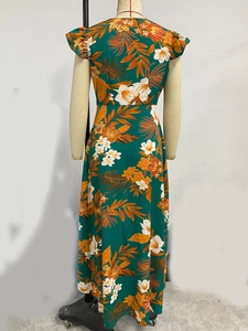Détail d'une robe à manches courtes avec imprimé palmier tropical et fleurs blanches en vert foncé