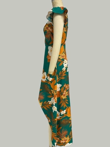 Détail d'une robe longue fleurie vert foncé avec décolleté à volants et imprimé tropical