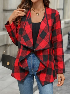 Gros plan du cardigan à carreaux buffalo rouge et noir avec revers drapé élégant