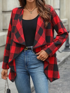 Photo en extérieur d'une chemise longue à carreaux rouge et noir avec col drapé ouvert