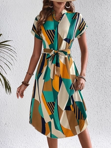 Détail de la robe à imprimé géométrique avec ceinture ajustable et col en V