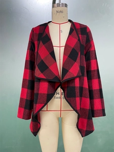 Détail de la chemise à carreaux rouges et noirs avec revers large et devant ouvert chic