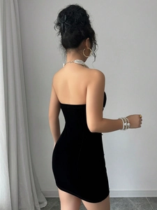 Détail de la vue arrière d'une robe bustier moulante noire avec texture en velours