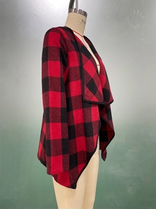 Gros plan d'un cardigan à carreaux buffalo rouge et noir avec col ouvert drapé