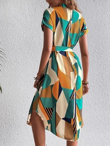 Détail d'une robe à imprimé géométrique coloré avec manches et ceinture à la taille