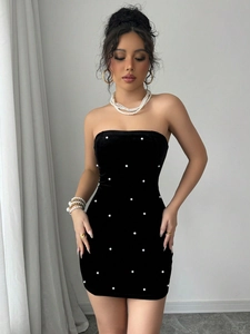 Détail de la robe bustier en velours avec perles et coupe ajustée élégante pour femme