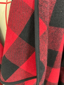 Détail du tissu de chemise à carreaux rouge et noir avec coutures de bordure soignées