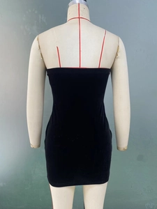 Détail de la robe bustier noire moulante montrant la texture du tissu velours mat