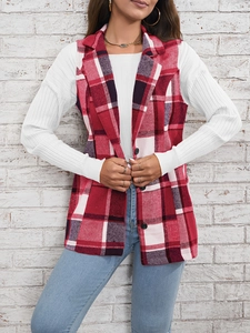 Détail d'un élégant gilet sans manches à carreaux rouges pour femmes à boutons