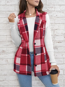Détail du gilet en tweed à carreaux rouge et blanc avec revers et trois boutons