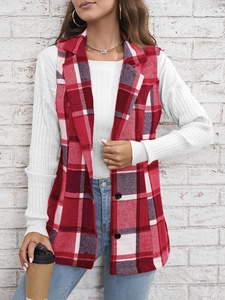 Détail d'un gilet à carreaux rouge et blanc avec col à revers et boutons noirs chics