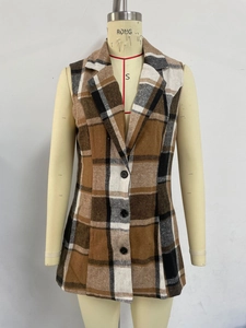 Détail du gilet à carreaux avec col à revers et fermeture à trois boutons devant