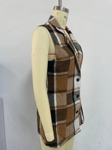 Détail d'un gilet à carreaux classique avec col à revers et boutons sur un mannequin