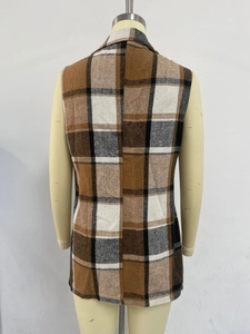 Gros plan du grand motif à carreaux du gilet sans manches avec texture laine et couture
