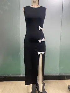 Detailansicht des eleganten Seitenschlitzes und der weißen Schleifen am schwarzen Kleid